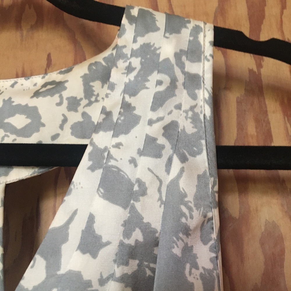 Sleeveless Razorback blouse - Picture 5 of 8